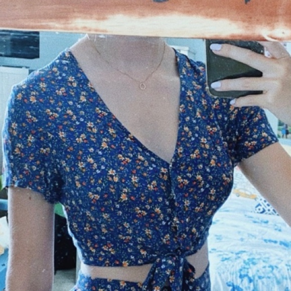 American Eagle Floral Crop top